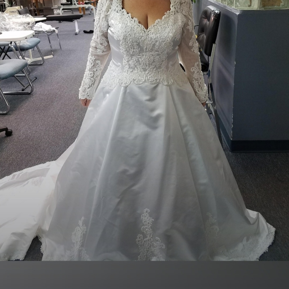 wedding dress new never worn or altered only tried on for photo simply beautiful